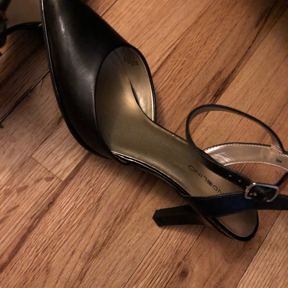 Bandolino black pump with strap